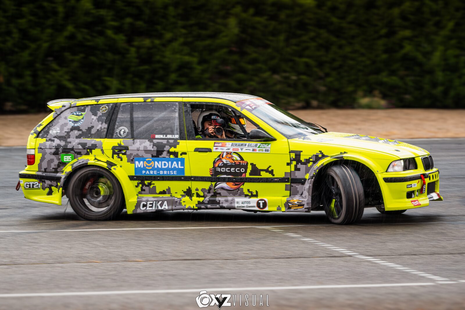 Voiture de drift en glisse lors d'une journée drift