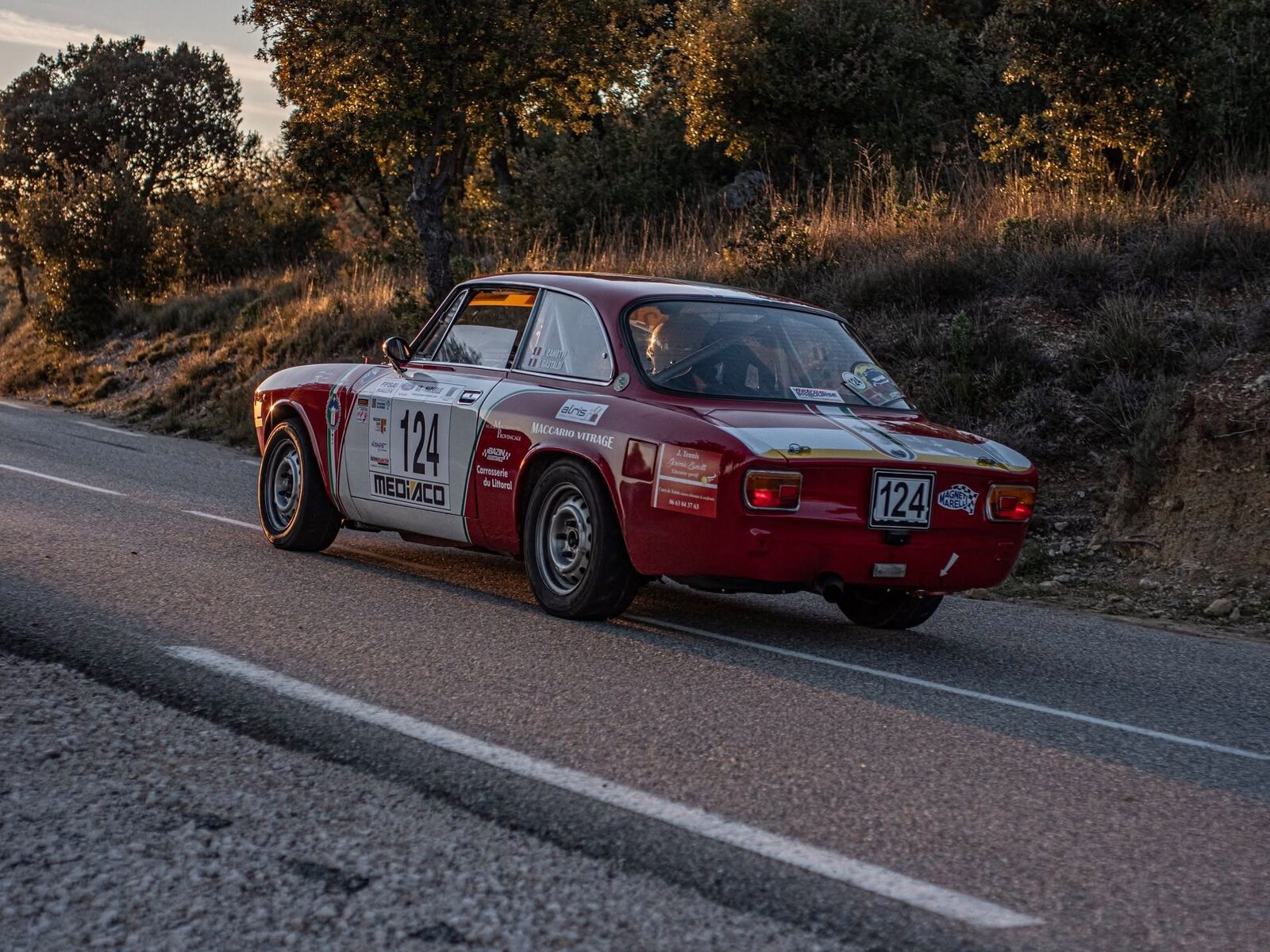 Rallye de la Sainte-Baume : voiture historique numéro 124 au coucher du soleil
