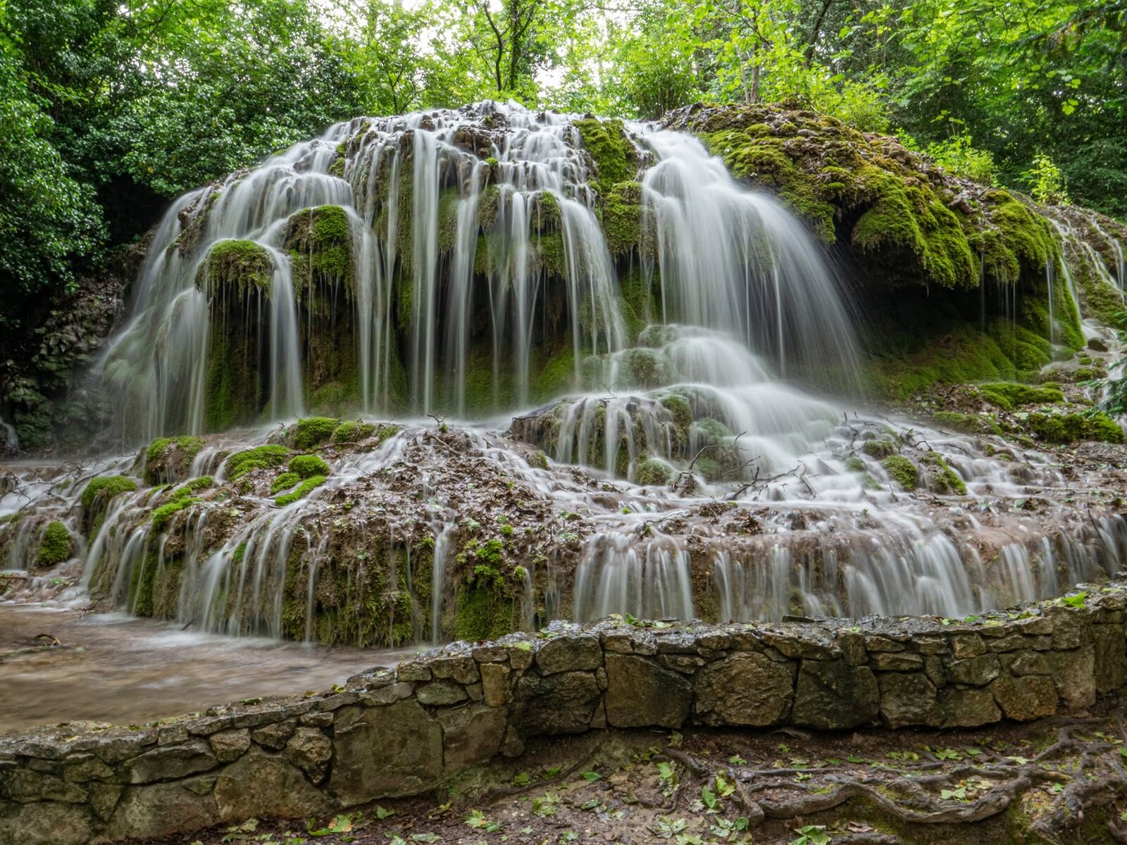 Cascade en filets d'eau, en pose longue, au parc de Saint-Pons