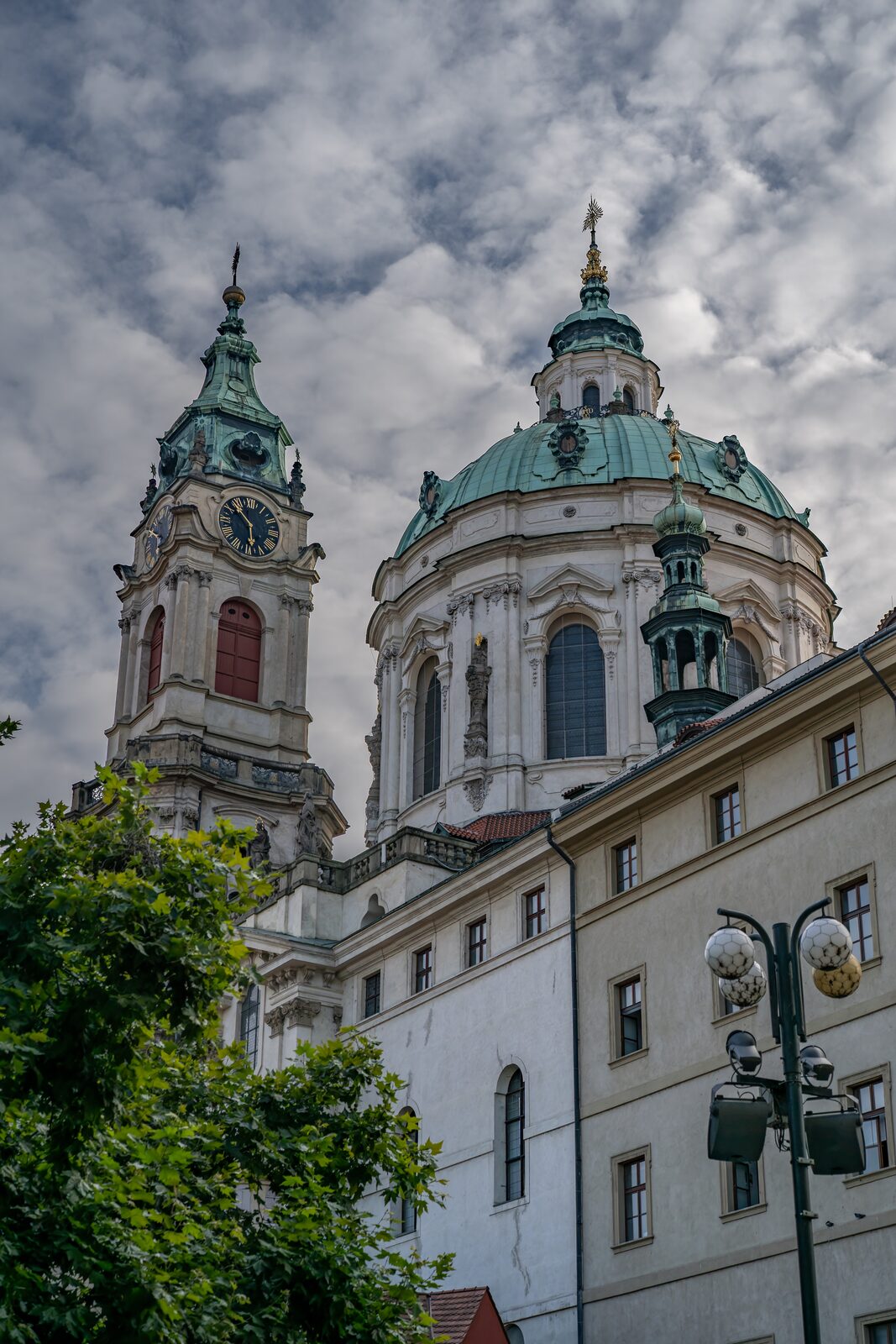 Clocher et dôme de Saint-Nicolas, à Malá Strana (Prague)
