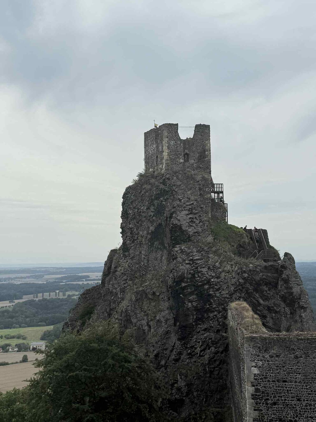 Ruines du château de Trosky sur son piton rocheux (Tchéquie)